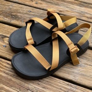 Chaco Men's Lowdown Sandal mens size 9 in mustard
